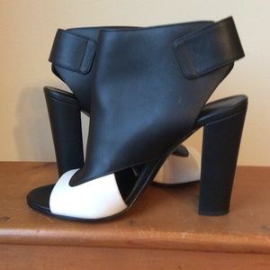 VINCE Agatha Open-toe Bootie Black/Bone